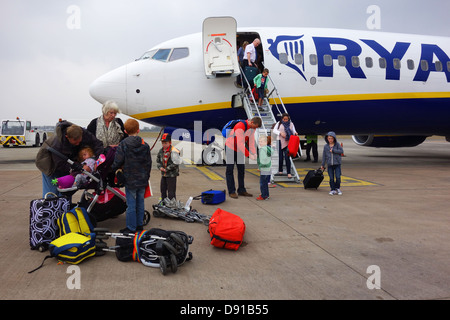 I passeggeri di raccogliere i passeggini mentre lo sbarco da un volo Ryanair Foto Stock