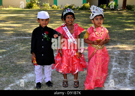 I bambini in costume della concorrenza in India Foto Stock