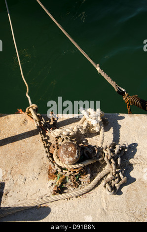 La bolina di una barca legata a un impilamento sul dock, Costa del Sol, Spagna. Foto Stock