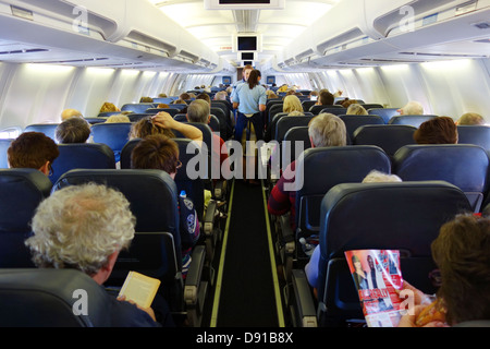 I passeggeri di un aereo, interno dell area con posti a sedere su aeromobile, i passeggeri nei sedili economy durante il volo Foto Stock