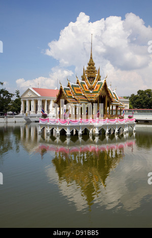 Aisawan Dhiphya-Asana padiglione presso il Bang Pa-In Palace che è anche conosciuto come il Palazzo d'estate, provincia di Ayutthaya, Thailandia. Foto Stock