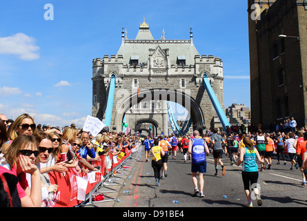 Maratona di Londra che mostra il Tower Bridge di Londra, Gran Bretagna, Regno Unito Foto Stock