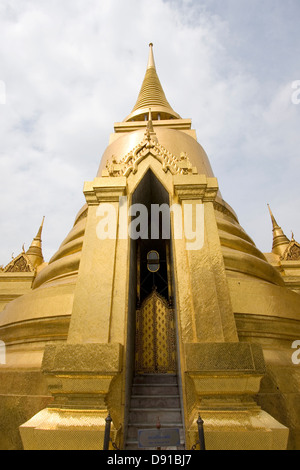 La Torre del Oro in Grand Palace Phra Borom Maha Ratcha Wang a Bangkok, Thailandia, Sud-est asiatico. Foto Stock