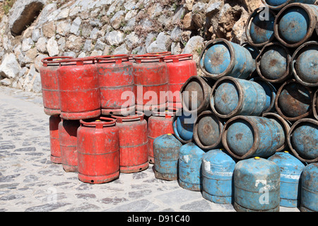 Il rosso e il blu il gas propano bottiglie in Marocco Foto Stock