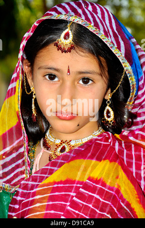 Una giovane ragazza in posa come Sita, del Ramayana indossando abiti colorati e ornamenti Foto Stock