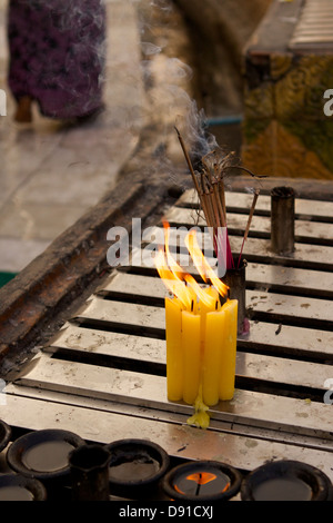 Candele accese dai visitatori come offerta al Buddha all'Shwedagon pagoda (nome ufficiale - Shwedagon Zedi Daw) nell Arcidiocesi di Yangon, Birmania Foto Stock