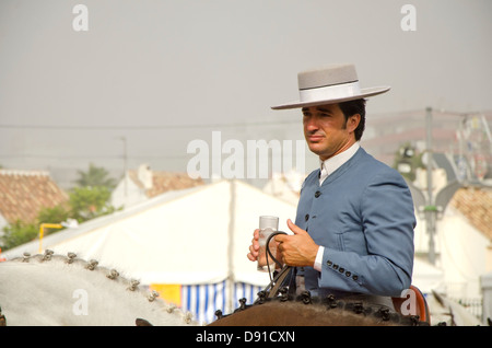 Uomo a cavallo che indossa Cordobes hat in costume tradizionale durante la feria di Fuengirola, Andalusia, Spagna. Foto Stock
