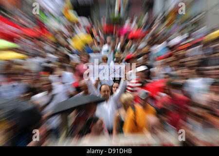 Franfurt Main, Germania. 8 Giugno 2013. I dimostranti marzo attraverso il centro della città di Franfurt principale e di protesta contro le azioni della polizia eseguita contro i membri del movimento occupano una settimana earler, Germania, 08 giugno 2013 (foto scattata con effetto di zoom). Su 01. Giugno 2013, quasi mille partecipanti di una dimostrazione erano circondati da poliziotti e tenuti in loco per molte ore. Foto: FRANK RUMPENHORST Credito: dpa picture alliance/Alamy Live News Foto Stock