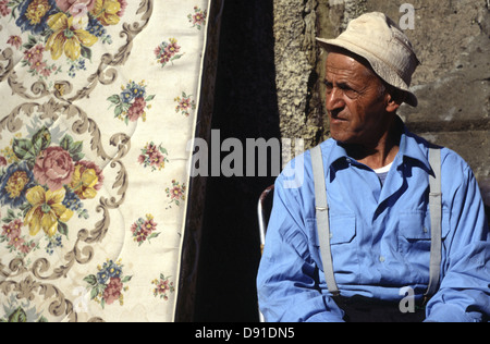 Un venditore ambulante di seconda mano materasso nel mercato delle pulci città vecchia Jaffa Israele Foto Stock