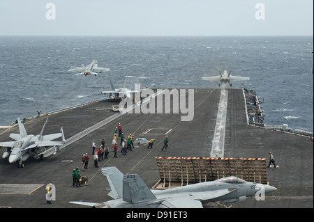 Due F/A-18 Super calabroni lancio dalla portaerei USS Nimitz CVN (68) Foto Stock