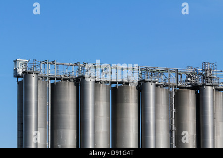 Una suite di serbatoi di gas su un campo industriale al di fuori Vienna, Austria Foto Stock