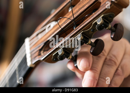 Chiusura del liutaio Tuning e prove di chitarra acustica in officina Foto Stock