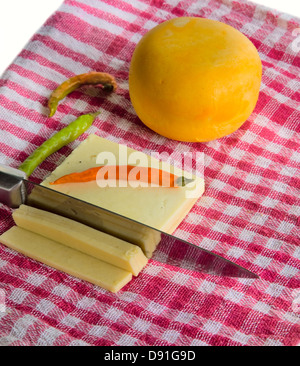 Vari tipi di composizione di formaggio con coltello e pepe Foto Stock