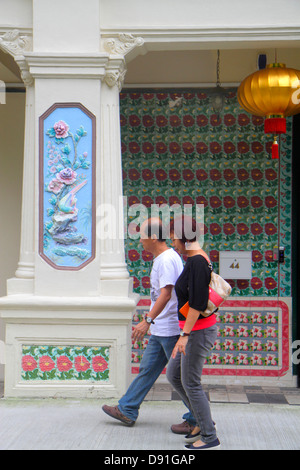 Singapore,Petain Road,Petain Court,rinnovato,shophouse,piastrelle in ceramica,rose,Asian Asians etnia immigranti minoranza immigrati,adulti uomini male adulti Foto Stock