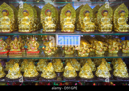 Singapore Little India, shopping shopper acquirenti negozio negozi mercato mercati mercato di acquisto vendere, negozi al dettaglio negozi business business business, souvenir Foto Stock