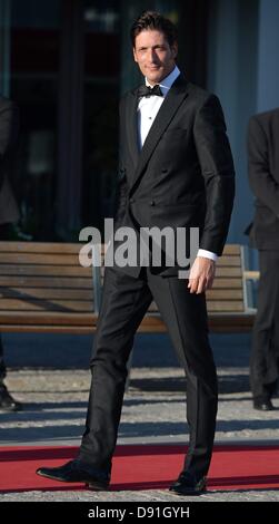 Stoccolma, Svezia. 8 Giugno, 2013. Stoccolma, Svezia. 8 Giugno, 2013. Stoccolma, Svezia, 8 giugno 2013. Luis Medina arriva per una cena privata prima del matrimonio della Principessa svedese Madeleine presso il Grand Hotel a Stoccolma, Svezia, 07 giugno 2013. Foto: Frank può picture alliance ACE Credito: dpa picture alliance/Alamy Live News Foto Stock