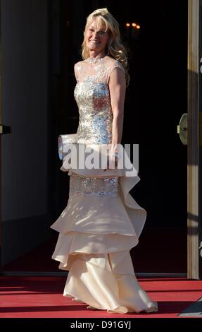 Stoccolma, Svezia. 8 Giugno, 2013. Stoccolma, Svezia. 8 Giugno, 2013. Stoccolma, Svezia, 8 giugno 2013. Gli ospiti arrivano per una cena privata prima del matrimonio della Principessa svedese Madeleine presso il Grand Hotel a Stoccolma, Svezia, 07 giugno 2013. Foto: Frank può picture alliance ACE Credito: dpa picture alliance/Alamy Live News Foto Stock