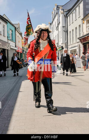 Carrickfergus, Irlanda del Nord. 8 Giugno 2013. "Re Billy' arriva a Carrickfergus Pageant re Guglielmo III di Orange procede verso West Street nella rievocazione. Credito: Stephen Barnes/Alamy Live News Foto Stock