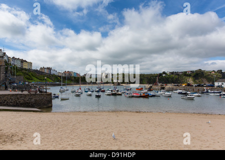 Vista dal porto di Tenby Pembrokeshire Wales, storica cittadina gallese sul lato ovest della baia di Carmarthen con grandi spiagge e storia Foto Stock