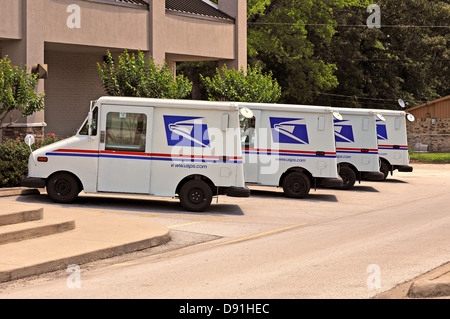 Una piccola flotta di Servizio Postale degli Stati Uniti i carrelli sono parcheggiate al di fuori di un ufficio postale in selce Texas. Foto Stock