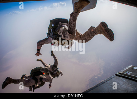 Marines americani con la ventiseiesima Marine Expeditionary Unit Raid marittimo vigore saltare fuori il retro di un MV-22B Osprey durante le operazioni di paracadute Maggio 27, 2013 su Gibuti, Africa. Il ventiseiesimo MEU è un Marine Air-Ground Task Force distribuita negli Stati Uniti Quinta Flotta area di responsabilità a bordo del Kearsarge Amphibious Ready Group che serve come un mare-basato, crisi expeditionary Forza di risposta in grado di condurre le operazioni anfibie in tutta la gamma di operazioni militari. Foto Stock