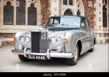 1964 Rolls Royce Silver Cloud III 3 e quattro porte berlina all'aperto di fronte a un vecchio edificio in due tonalità di colore argento e blu. Foto Stock