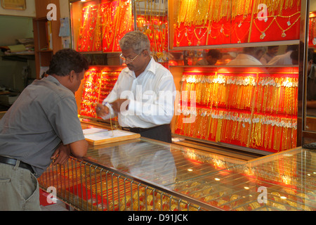 Singapore Little India,Serangoon Road,Asian man men maschio,gold Exchange,negozio,negozio,negozio,catene,collane,vendita,contatore,Sing130203093 Foto Stock