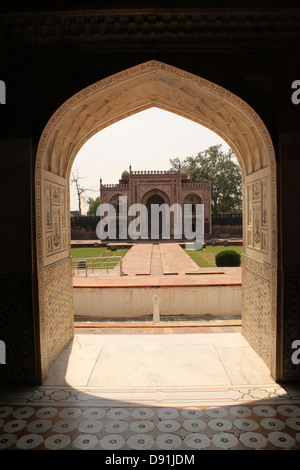 Cancello di ingresso di jewel box o Baby Taj attraverso l'arco nel Mausoleo di Etimad ud-Daulah Agra India Foto Stock