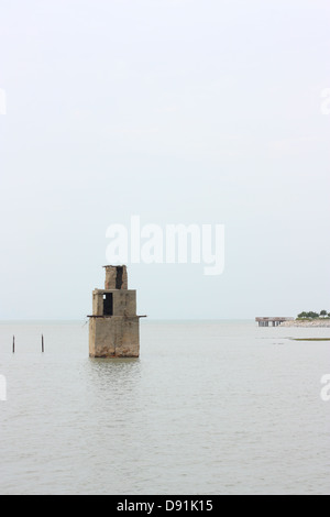 Un vecchio bunker militare offshore durante l'alta marea. Jincheng, Kinmen county, Taiwan Foto Stock