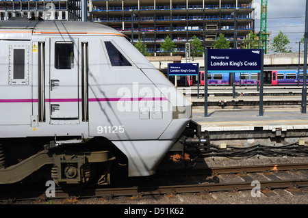 Classe 91 locomotiva elettrica 91125 alla stazione ferroviaria di King's Cross, London, England, Regno Unito Foto Stock