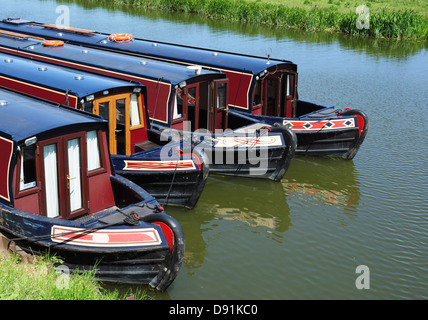 Strette barche ormeggiate fianco a fianco sul grande fiume Ouse, Ely, Cambridgeshire, England, Regno Unito Foto Stock