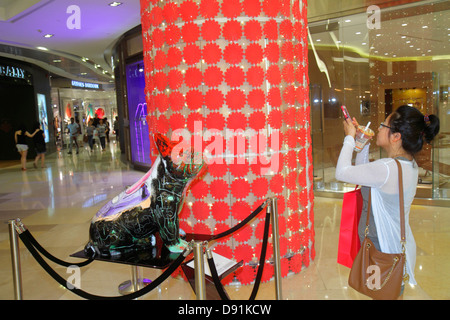 Singapore,Orchard Road,shopping shopper shopping shopping negozi mercati di mercato di mercato di acquisto di vendita, negozi al dettaglio negozi business business business business, Asian AS Foto Stock