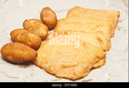 Panino con panelle e crocchette su sfondo bianco con tipica cucina siciliana Foto Stock