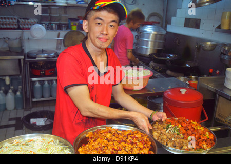 Singapore,Jalan Besar,Lavender Food Center,corte,venditori,bancarelle stand mercato asiatico uomo uomini maschio,vendita esposizione cucina,cuoco,lavoro,lavoro Foto Stock