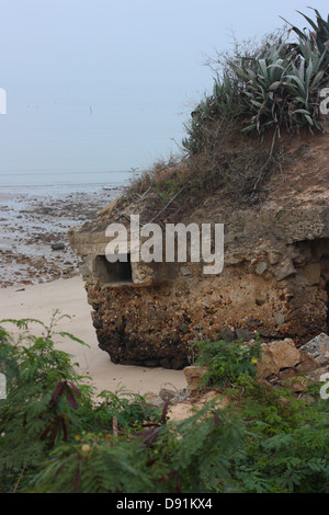 Un vecchio bunker militare su una spiaggia, Jincheng, Kinmen County, Taiwan Foto Stock