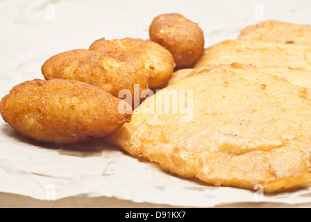 Panino con panelle e crocchette su sfondo bianco con tipica cucina siciliana Foto Stock