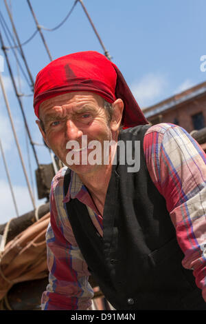 Liverpool, Regno Unito 8 Giugno, 2013. Paolo Welch, 47 dalla Cornovaglia al Red Bull Harbour raggiungere 2013, un evento inaugurale in cui le navi, un Shanty Festival, regate, wakeboard e storico canal barche sono tutti di prendere parte a una Mersey River Festival di Albert Dock. Credito: Cernan Elias/Alamy Live News Foto Stock