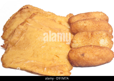 Panino con panelle e crocchette su sfondo bianco con tipica cucina siciliana Foto Stock