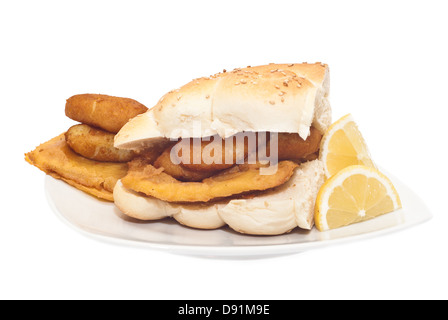 Panino con panelle e crocchette su sfondo bianco con tipica cucina siciliana Foto Stock