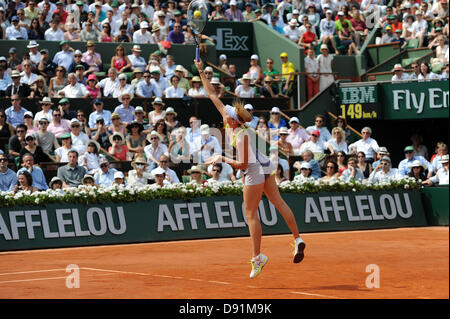 Parigi, Francia. 8 Giugno, 2013. Maria Sharapova della Russia in azione durante il match tra Serena Williams di gli Stati Uniti di America e Maria Sharapova della Russia nella finale degli Open di Francia di Roland Garros. Credit: Azione Plus immagini di sport/Alamy Live News Foto Stock