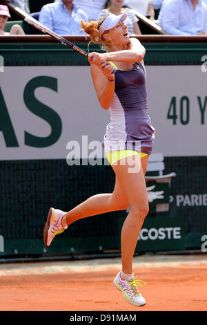 Parigi, Francia. 8 Giugno, 2013. Maria Sharapova della Russia in azione durante il match tra Serena Williams di gli Stati Uniti di America e Maria Sharapova della Russia nella finale degli Open di Francia di Roland Garros. Credit: Azione Plus immagini di sport/Alamy Live News Foto Stock