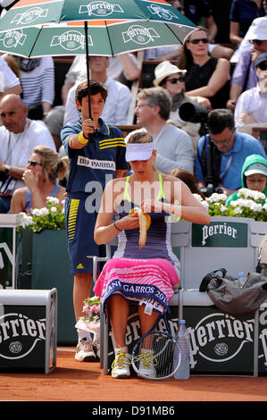 Parigi, Francia. 8 Giugno, 2013. Maria Sharapova della Russia in azione durante il match tra Serena Williams di gli Stati Uniti di America e Maria Sharapova della Russia nella finale degli Open di Francia di Roland Garros. Credit: Azione Plus immagini di sport/Alamy Live News Foto Stock