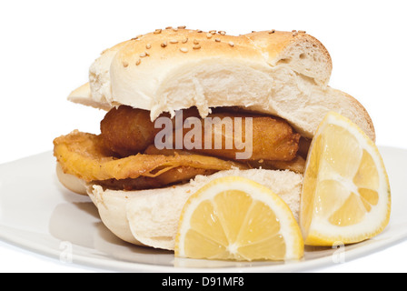 Panino con panelle e crocchette su sfondo bianco con tipica cucina siciliana Foto Stock