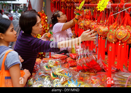 Singapore,Bugis Street,shopping shopper shopping shopping negozi mercati di mercato di vendita di vendita, negozi al dettaglio negozi business business business, cinese Foto Stock