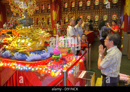 Singapore Chinatown, Buddha dente Relic Tempio & Museo, santuario, religioso, uomo asiatico maschio, preghiera, rituale, drago, famiglia famiglie genitori figli Foto Stock