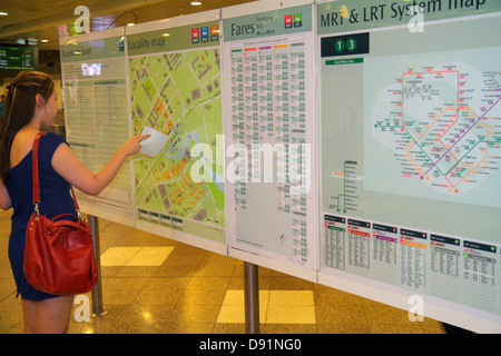 Singapore Lavender MRT Station, East West Line, treno della metropolitana, cavalieri, pendolari, donne asiatiche, guardando, strada stradale mappa, sistema, informazioni, S Foto Stock