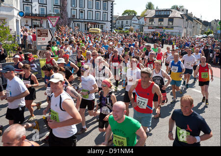 Hotel a Llanwrtyd Wells, Regno Unito. 8 Giugno 2013. Guide di scorrimento inizia presso la piazza della città. Oltre 400 corridori competere contro 65 cavalli nell'uomo V Horse 23 miglio marathon, nel corso di estenuanti terreno montuoso.L'evento è stato concepito da Gordon Green al suo pub la Neuadd Arms nel 1980 su overhearing una discussione se un uomo era uguale a quella di un cavallo in funzione cross country sulla distanza. Il premio in denaro per la battitura di un cavallo è stato aumentato ogni anno da £1.000 fino a Huw Lobb ha vinto £25.000 nel 2004 battendo il primo cavallo per 2 minuti con un tempo di 2:05:19. Credito: Graham M. Lawrence/Alamy Live News. Foto Stock