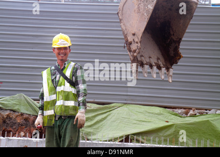 Singapore Jalan Besar, uomo asiatico uomini maschio, elmetto, sotto costruzione nuovo cantiere costruttore, lavoratore, lavoratori, costruzione, sito, pala, lavoro, lavoro, lavoro, si Foto Stock