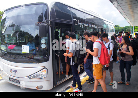 Singapore,National University of Singapore,NUS,scuola,gratis,navetta,autobus,allenatore,studenti,uomini asiatici maschi,donne donne donne,imbarco,ingresso, Foto Stock