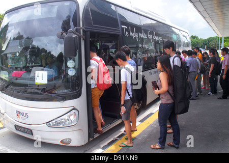 Singapore,Università Nazionale di Singapore,NUS,scuola,gratis,navetta,autobus,allenatore,studenti studenti istruzione alunni alunni,asiatici immigrati etnici imm Foto Stock